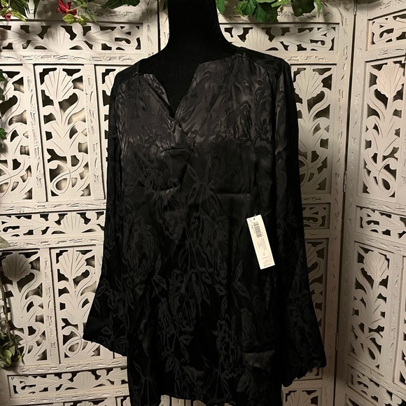 NWT! CHICOS BRILLIANT BLACK & SHINY FLORAL PATTERN LONG SLEEVE PLUS TOP - Picture 2 of 10